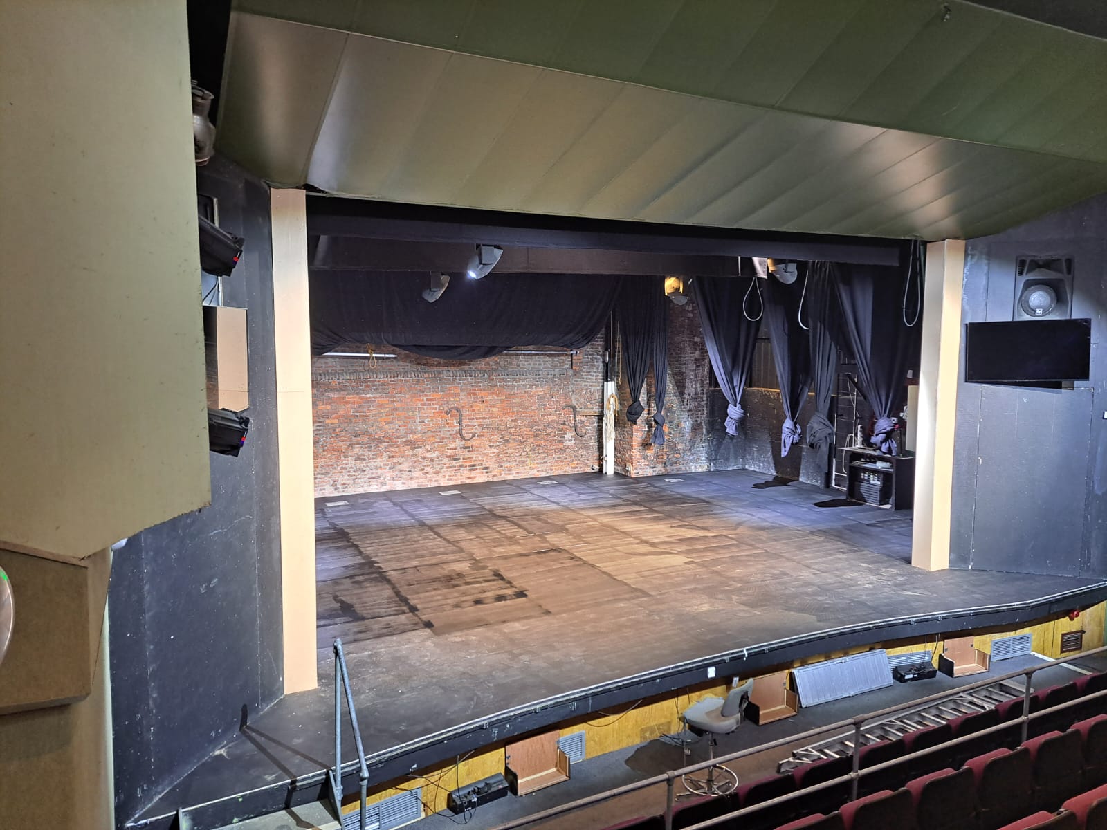 Blackfriars Stage Undergoes Makeover! 